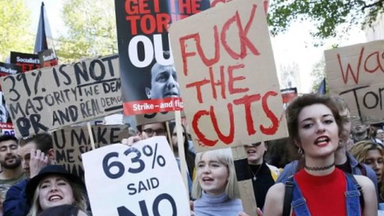 Proteste în Marea Britanie, la trei zile de la alegerile legislative. Oamenii acuză noul guvern conservator și politica de austeritate a lui David Cameron
