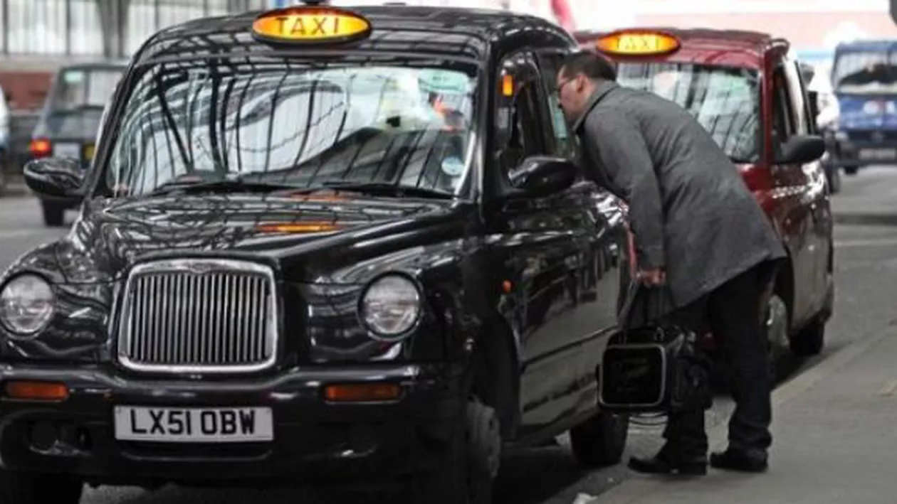 Aplicația Uber scade licențele destinate taxiurilor negre londoneze cu 20%