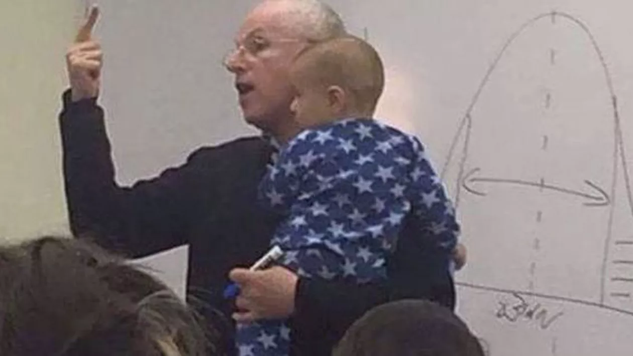 O fotografie a devenit virală pe internet. Un profesor a avut grijă de un copil, pentru ca tânăra mamă să poată rămâne la curs