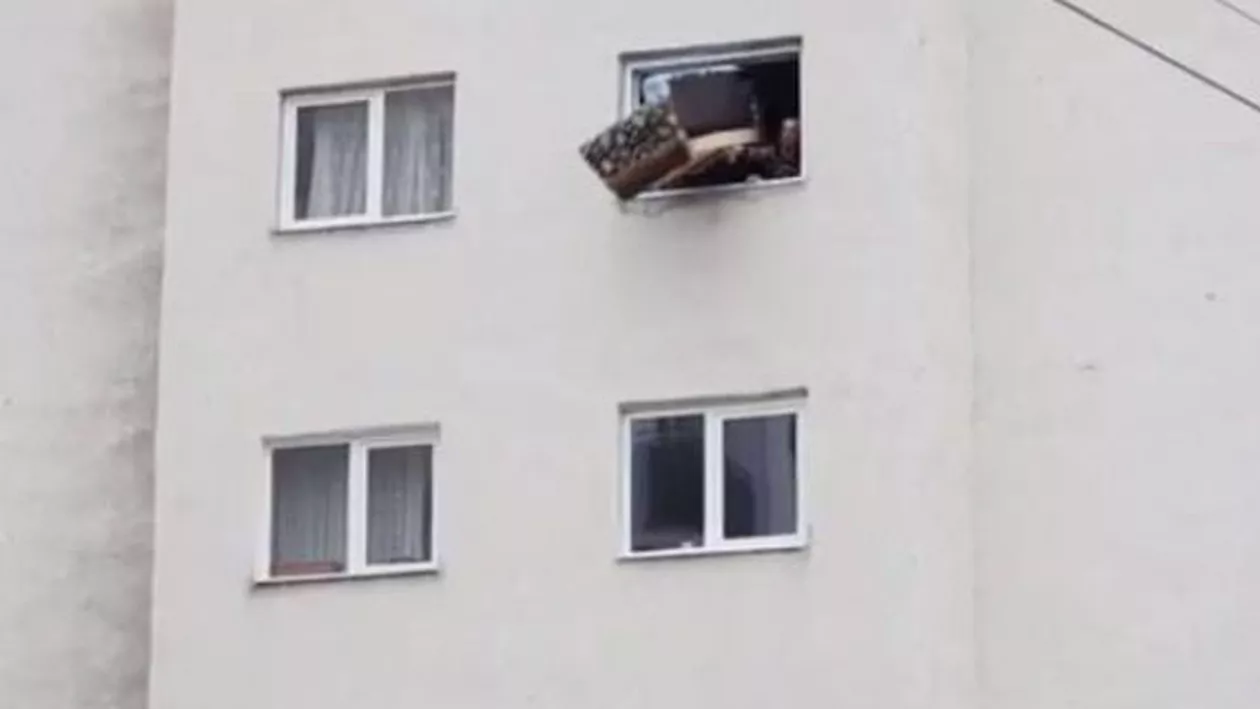 Hunedoara: Un copil a fost lovit în cap de o canapea aruncată de la etajul doi al unui bloc de locuințe (VIDEO)