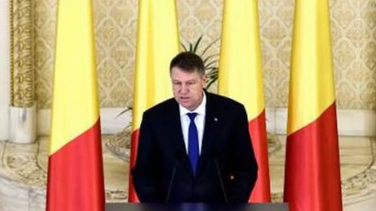 Klaus Iohannis poartă în vizitele oficiale ținute realizate special pentru el: Costumele sunt create manual și necesită aproximativ 80-100 de ore de muncă