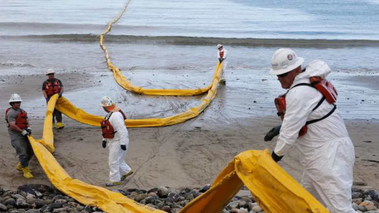 California: O conductă care transporta petrol s-a spart, 80 de tone de țiței ajungând în Oceanul Pacific