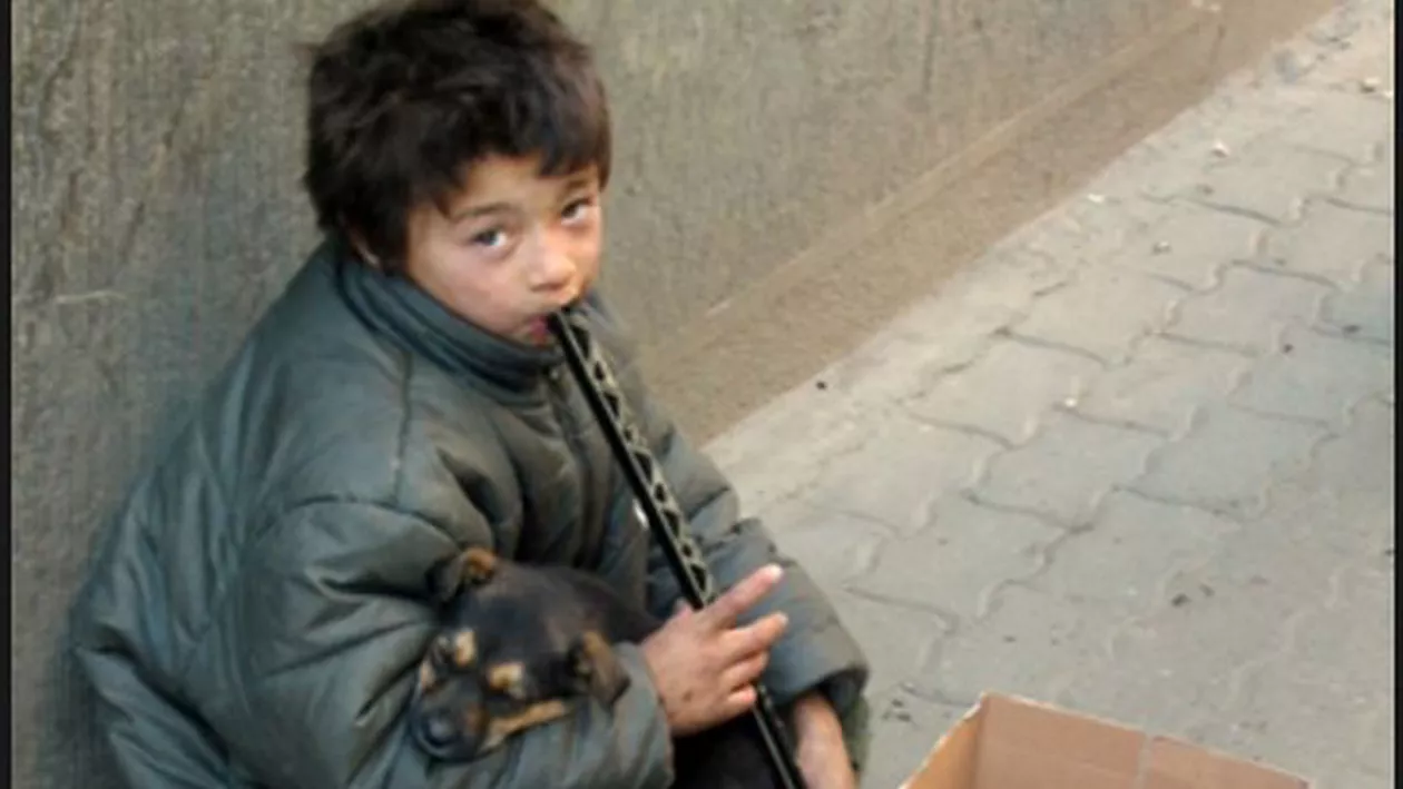 De-a lungul șoselelor României se pot vedea copii care cerșesc, copii care vând nimicuri, copii care spală parbrize: "Uitați-vă în jurul vostru - E UN FENOMEN!"