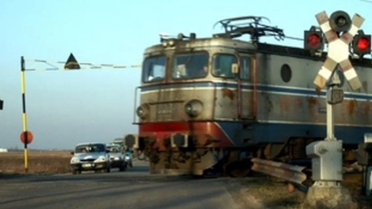 Un tir a fost lovit de tren la ieșirea din Caracal: Şoferul tirului nu s-a asigurat la trecerea la nivel cu calea ferată