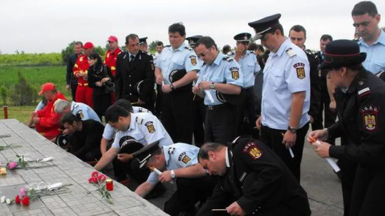Victimele tragediei de la Mihăilești, comemorate de pompierii militari: Eroii nu mor niciodată, ei trăiesc în sufletele noastre
