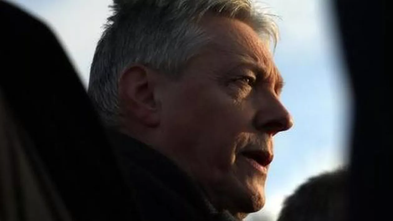 Premierul Irlandei de Nord, Peter Robinson, internat în spital în urma suspiciunii că ar fi suferit un atac de cord