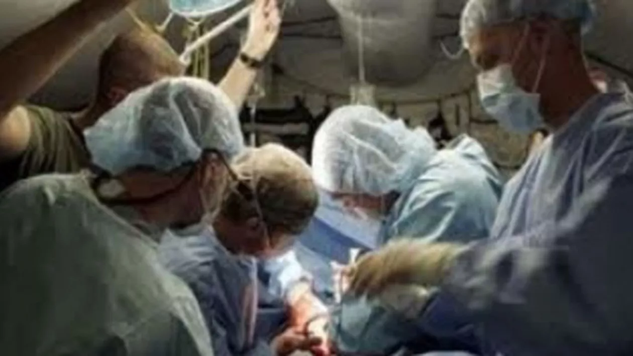 Iohannis a decorat un anestezist cercetat penal pentru luare de mită. Administrația Prezidențială spune că decorația a fost acordată unui alt cadru medical din echipa căruia face parte și medicul urmărit penal