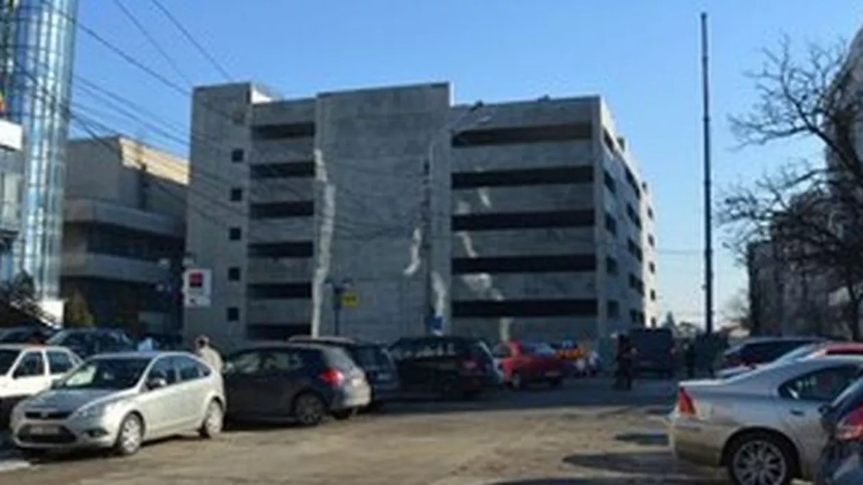 Ploiești: Prima parcare supraterană, motiv de scandal între locuitori și Primărie pentru că acesta este construită fix în mijlocul străzii
