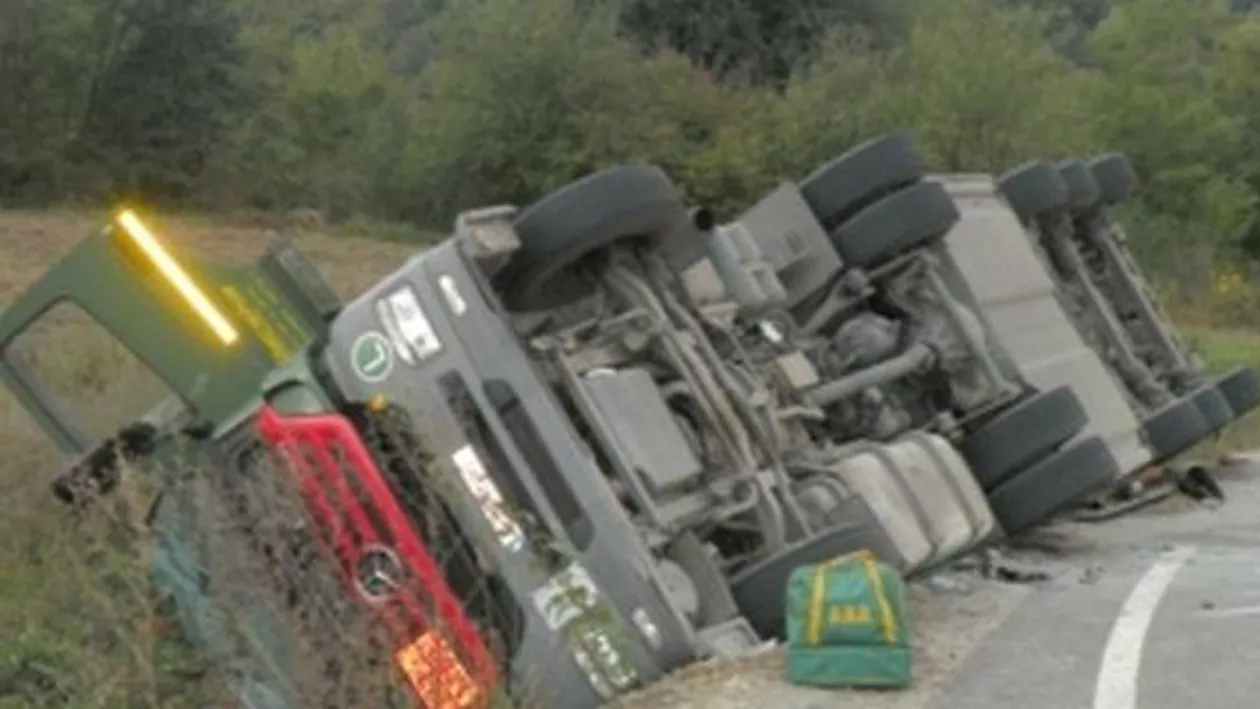 O cisternă cu 27 de tone de combustibil s-a răsturnat în judeţul Braşov