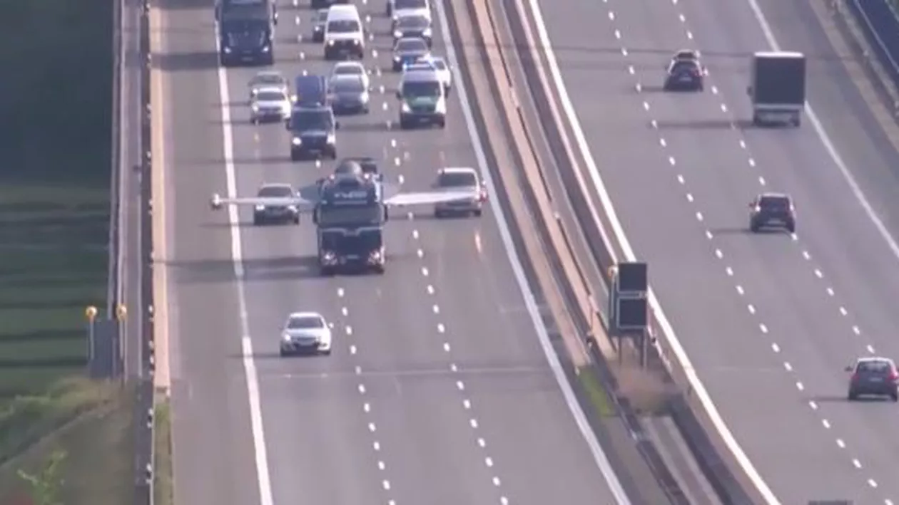 Autostradă din Germania, blocată din cauza transportului unui avion (VIDEO)