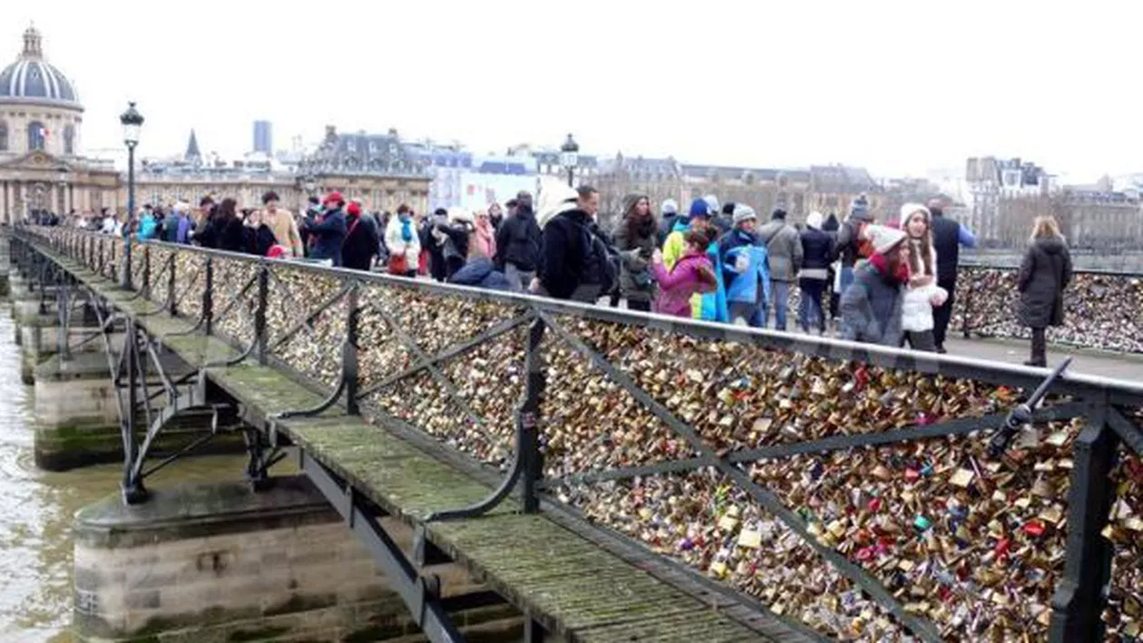 Paris: Primăria a cerut ca "lacătele dragostei" să fie retrase de pe celebrul Pont des Arts de pe Sena