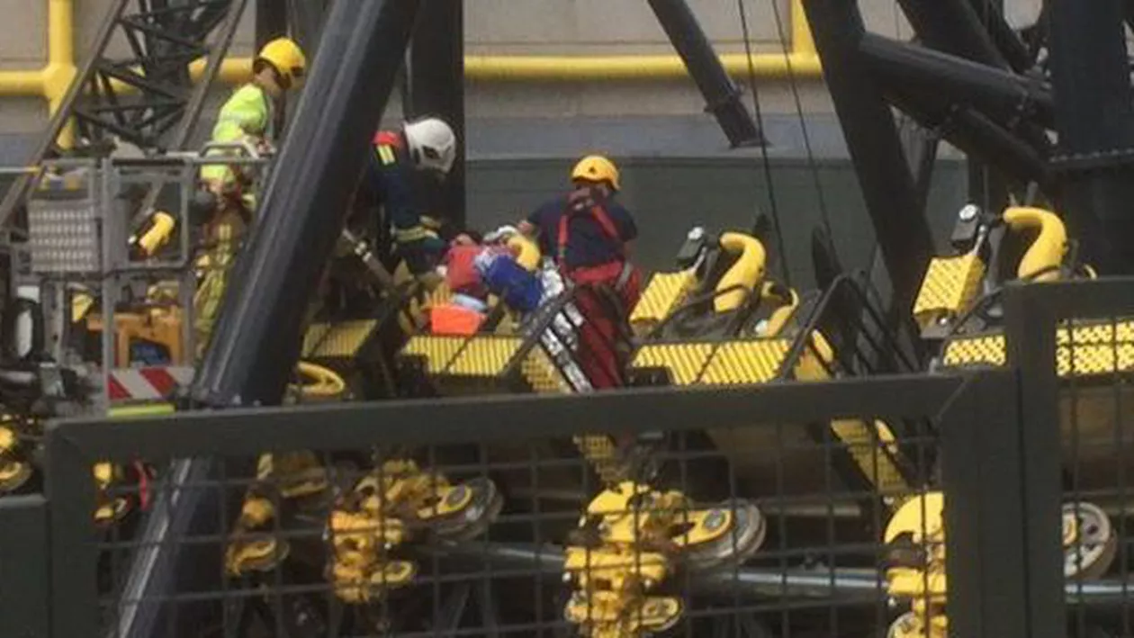 Marea Britanie: Patru persoane au fost grav rănite după ce două cabine ale unui roller coaster s-au ciocnit în aer