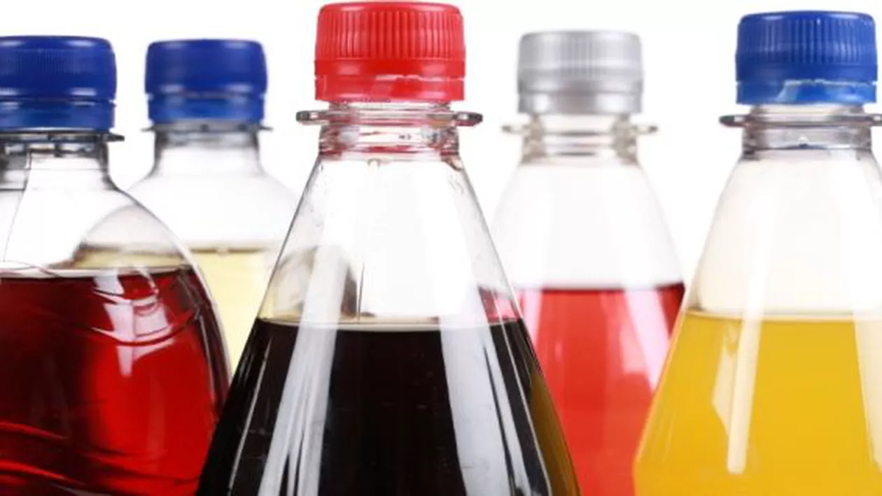 Proiect de lege: Băuturile acidulate, interzise în școli și în jurul lor. Producătorii, obligați să scrie pe etichetă efectele lor asupra sănătății