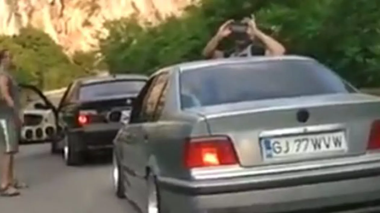 Teribilism la volan: Doi gorjeni și-au lăsat maşinile să meargă singure pe Cheile Sohodolului  (VIDEO)