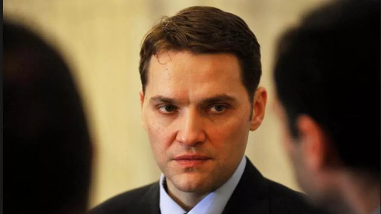 Dan Șova s-a închinat și a scăpat de arest: PSD-istul i-a pupat și mâna senatoarei care l-a miruit (VIDEO)