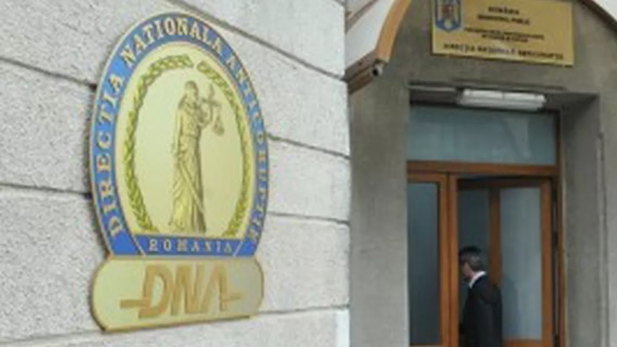 DNA a reținut doi responsabili cu implementarea proiectului de reabilitare de școli în Brașov și Sibiu