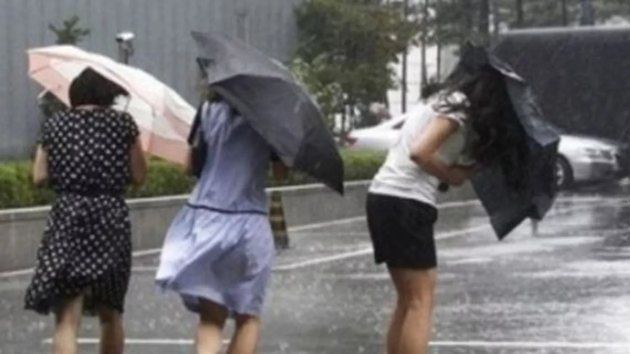 Avertizări de vreme rea în jumătate de țară: Sunt așteptate ploi torențiale, însoțite de descărcări electrice și intensificări ale vântului (VIDEO)