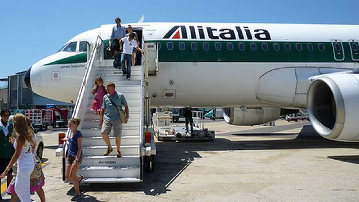 Un avion Alitalia a aterizat la scurt după decolare pentru că a lovit o pasăre