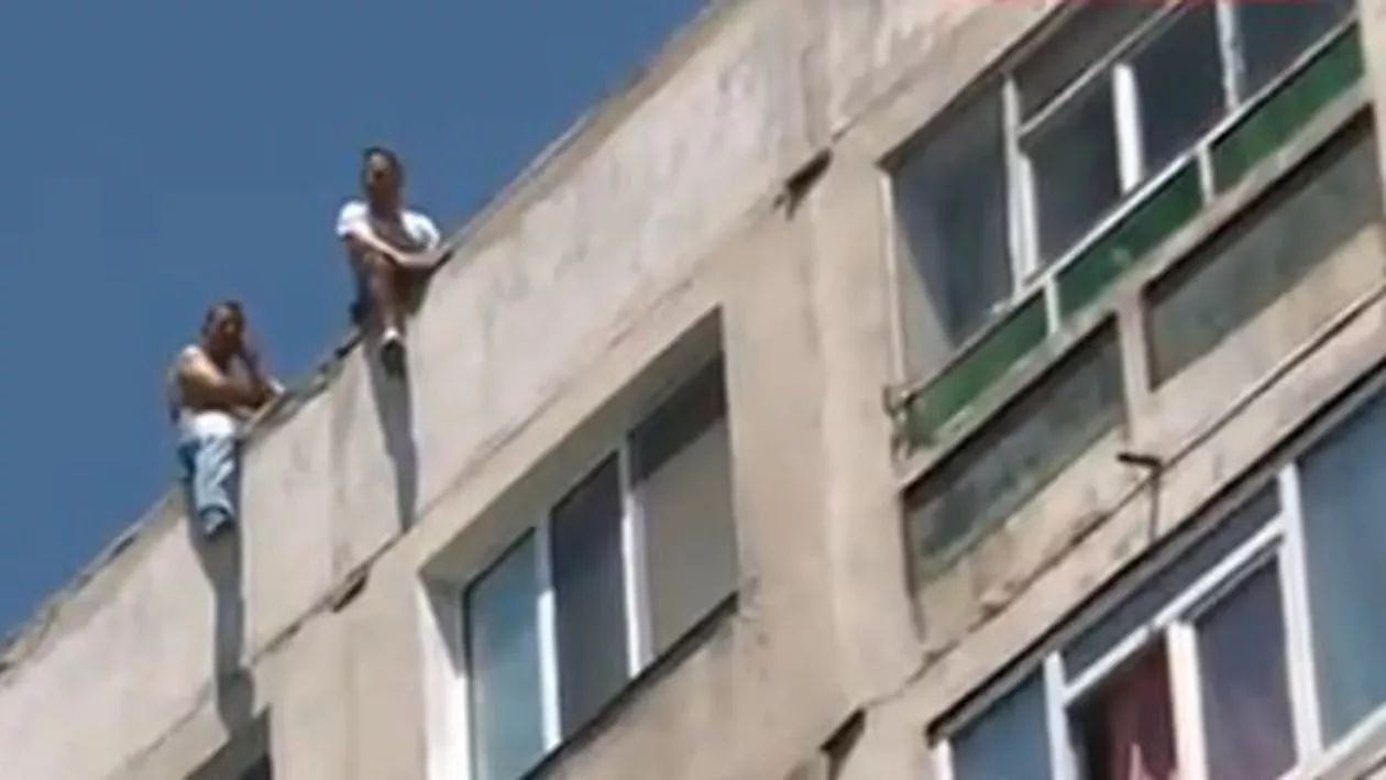 București: 4 muncitori au protestat pe un bloc din cauză că nu și-au primit salariile la timp (VIDEO)