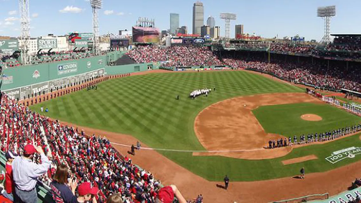 O spectatoare a fost rănită în timpul unui meci de baseball pe Fenway Park