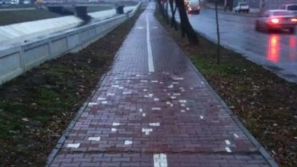 Iași: Pista de bicicliști a fost "reparată". După ce au câștigat topul mondial al prostiei, autoritățile orașului s-au calificat și la "indolență extremă" (FOTO)