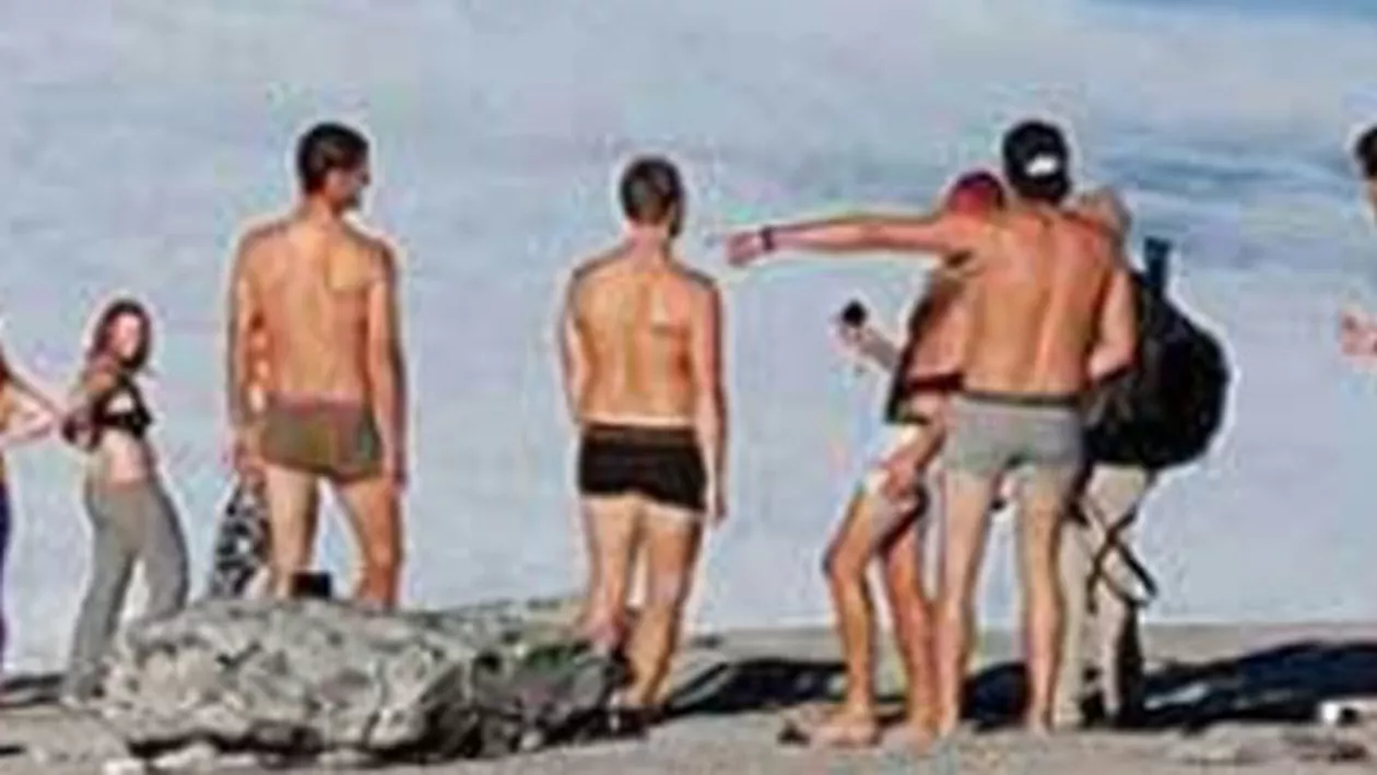 Malaezia: Un grup de turiști care au făcut poze în pielea goală pe vârful muntelui sacru Kinabalu, acuzați că au provocat un cutremur