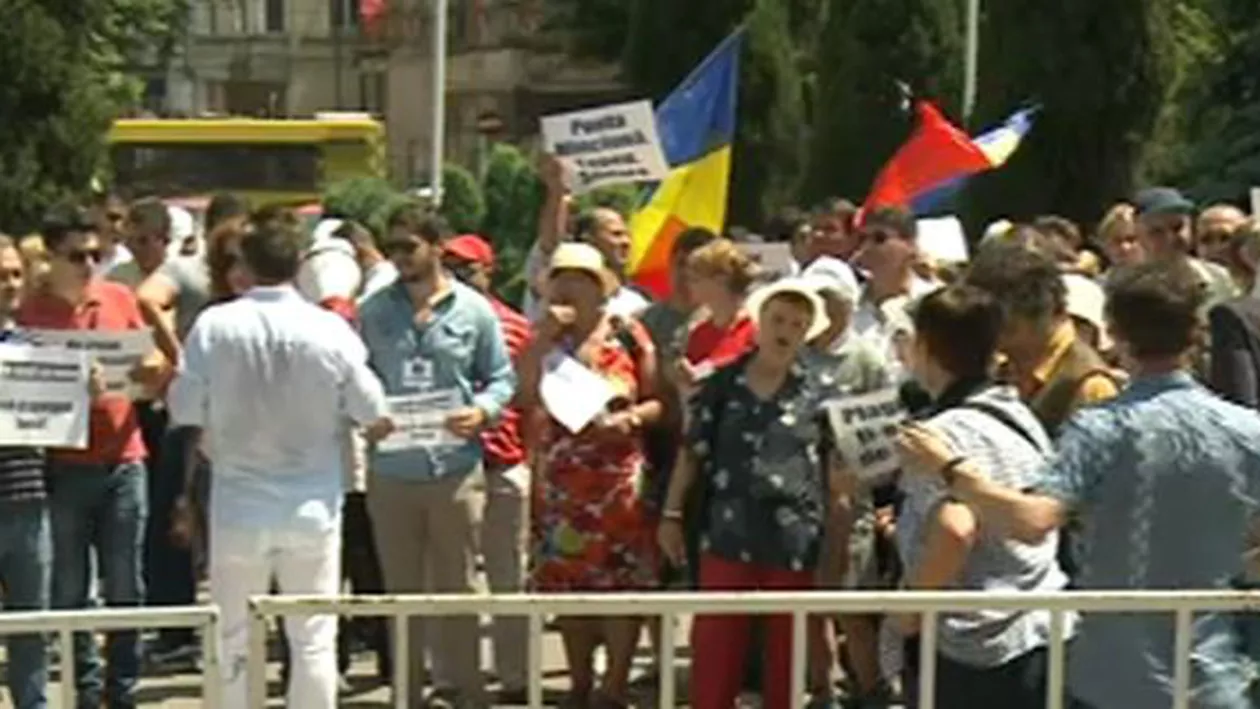 Proteste în ţară împotriva premierului Victor Ponta, în timpul dezbaterii moţiunii de cenzură în Parlament