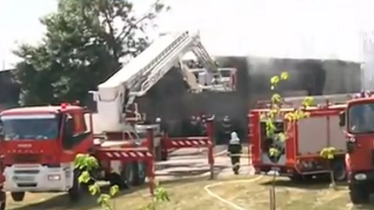 Incendiu la un depozit din Capitală: O persoană a suferit arsuri și a fost transportată de urgență la spital (VIDEO)