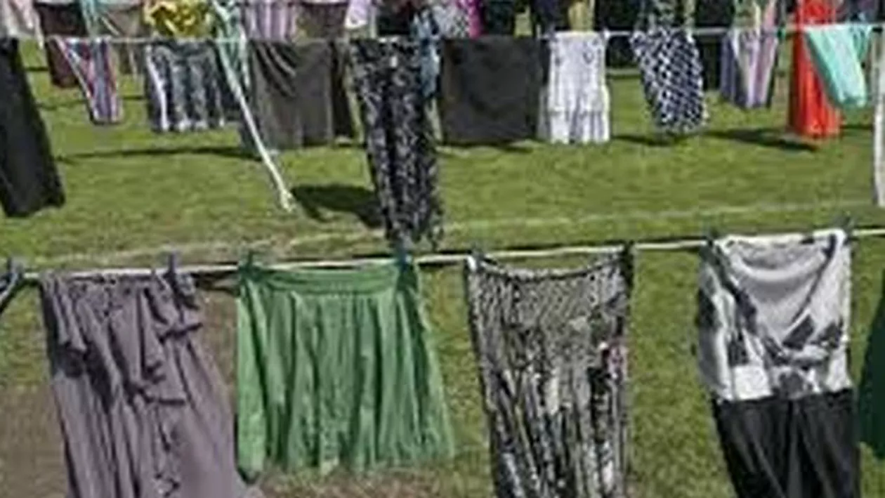 Kosovo: 5.000 de rochii au fost expuse pe un stadion pentru a denunța violențele sexuale ca armă de război (FOTO)