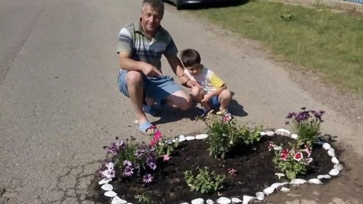 Buzău: Localnicii din Tisău au amenajat mici grădinițe cu flori în gropile din asfalt, în semn de protest