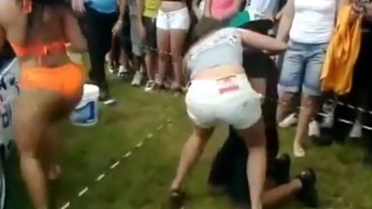 O tânără a sărit la bătaie când și-a văzut iubitul dansând lasciv cu o dansatoare sumar îmbrăcată (VIDEO)