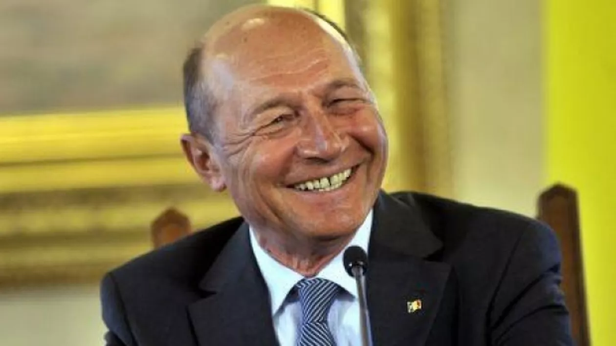 Traian Băsescu, despre animalele din curtea noii sale case: Ursul e din lemn, calul nu este viu, iar vaca din fibră de sticlă are rolul de a compensa imposibilitatea dezvoltării unei ferme la Nana (FOTO)