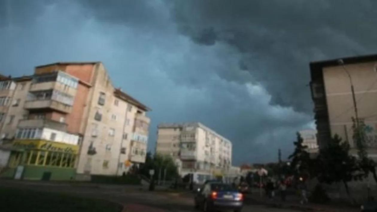 Codul galben de furtuni s-a restrâns la 16 județe: Un alt cod galben intră în vigoare miercuri seară și va fi valabil până joi la ora 20:00 (VIDEO)