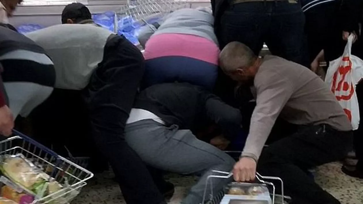 Clienții unui supermarket din Marea Britanie s-au luat la bătaie pentru a pune mâna pe caserolele cu carne scoase la vânzare la preţ redus (VIDEO)