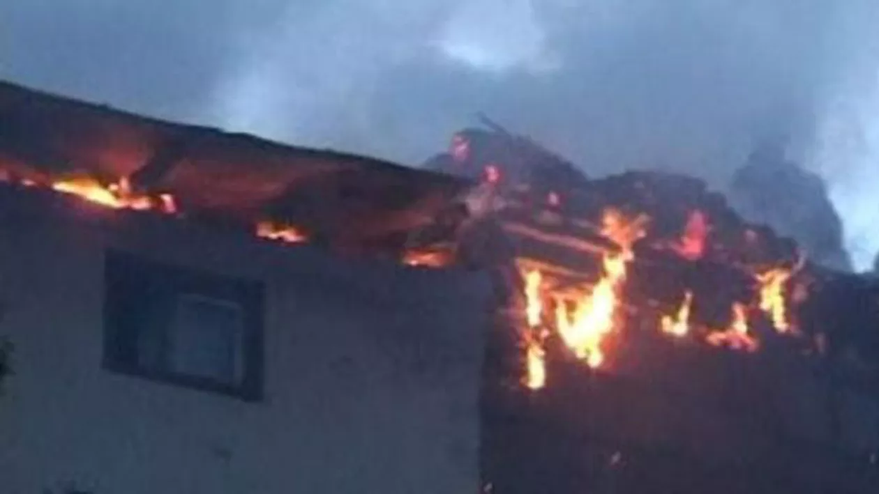 Mama celor trei copii morți în incendiul de la Uricani va fi cercetată în libertate pentru omor calificat