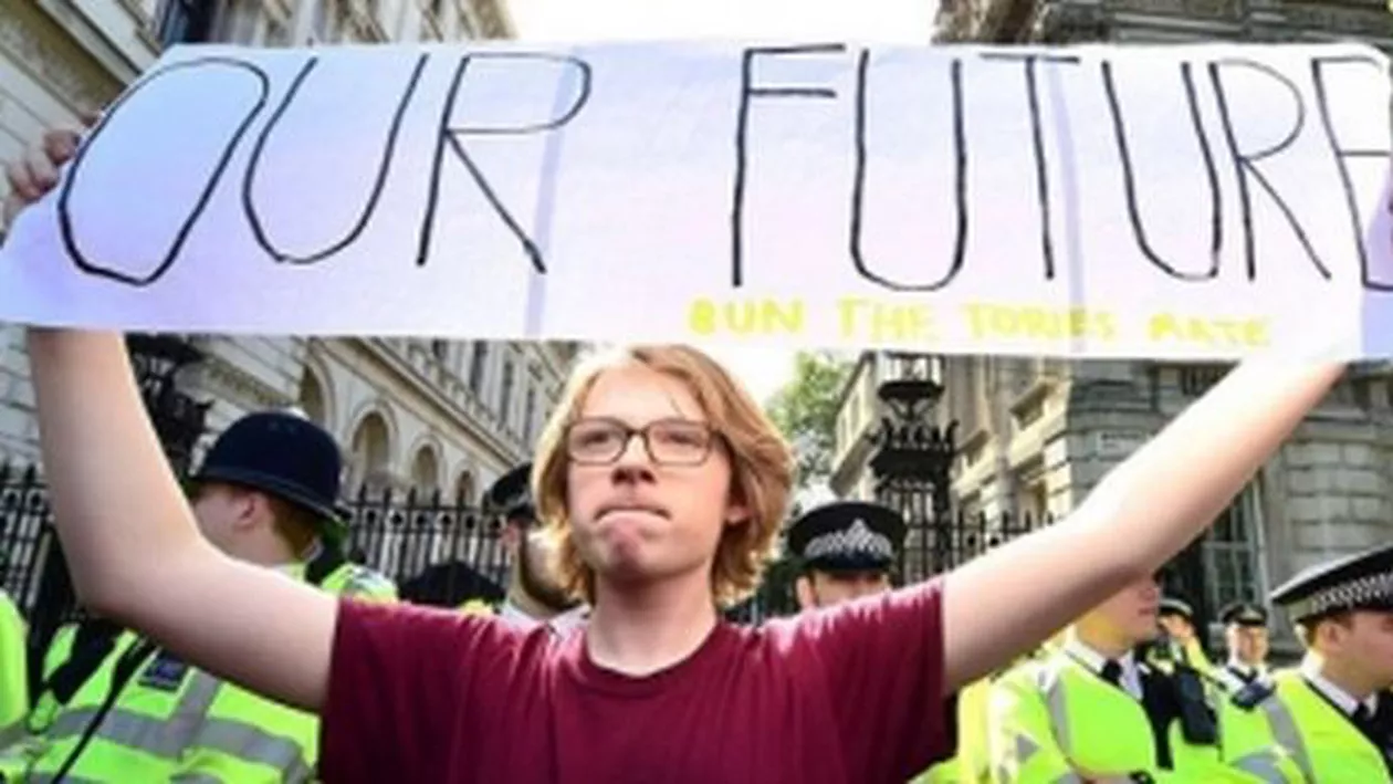 Mii de persoane manifestează la Londra împotriva politicii de austeritate impusă de Cameron