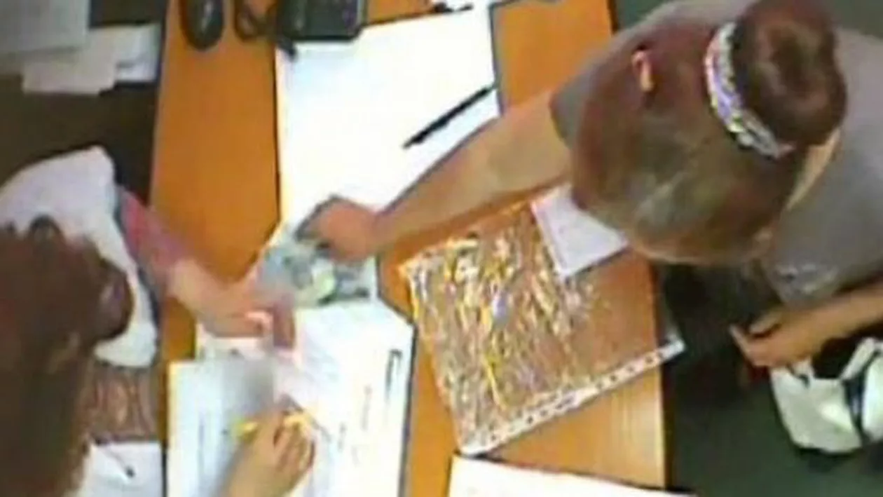 Tot personalul Serviciului de Expertiză Medicală din Oradea a fost arestat pentru 30 de zile, după ce a bătut recordul la șpăgi (VIDEO)