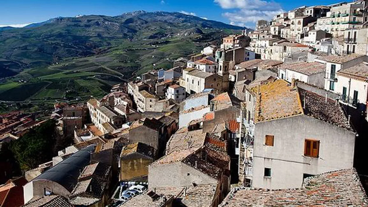 Italia: Un primar din Sicilia oferă case gratis oricui solicită acest lucru