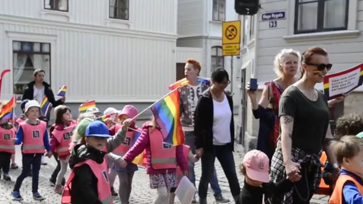 Copii de grădiniţă, scoşi pe stradă la parada gay din Goteborg, Suedia