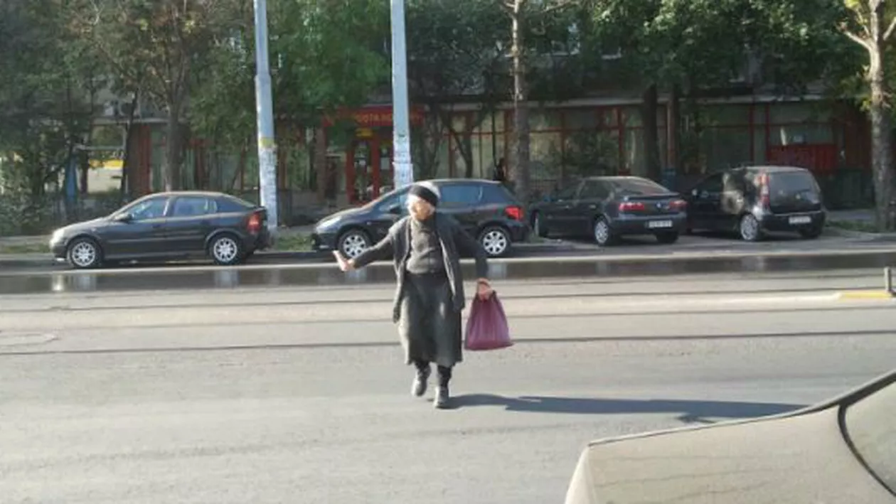 Pasajele subterane, deși realizate pe bani grei, nu sunt nefolosite de pietoni care preferă să alerge printre mașinile din trafic