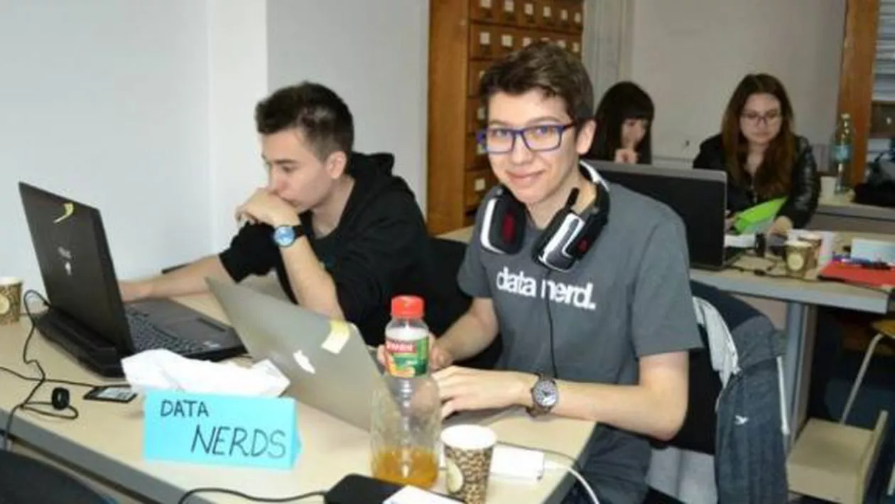 Un tânăr de 18 ani din Roman a creat aplicații prin care Facebook Messenger ori WhatsApp pot fi folosite și în varianta desktop