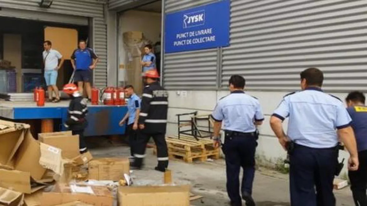 Buzău: Un incediu a izbucnit într-un complex comercial. Focul a fost stins de pompieri, înainte ca acesta să capete proporții mai mari