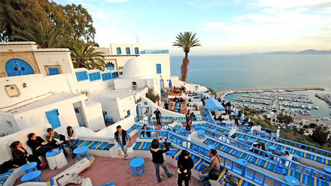 Sute de turiști pleacă din Tunisia după atentatul din stațiunea Sousse
