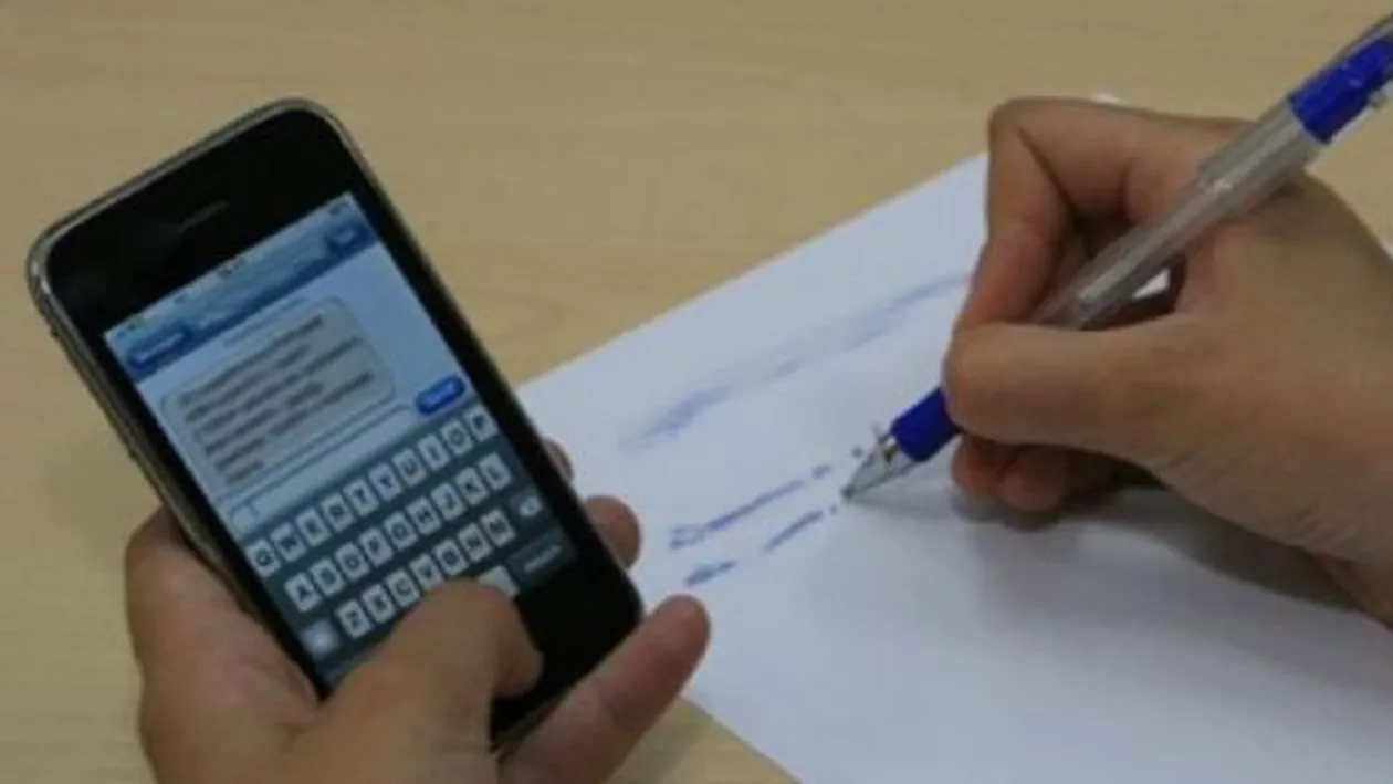 Grecia: Un profesor a confiscat telefonul unui elev care "îl consulta" în timpul unui examen. După trei ani, elevul cere despăgubiri de 2.500 euro