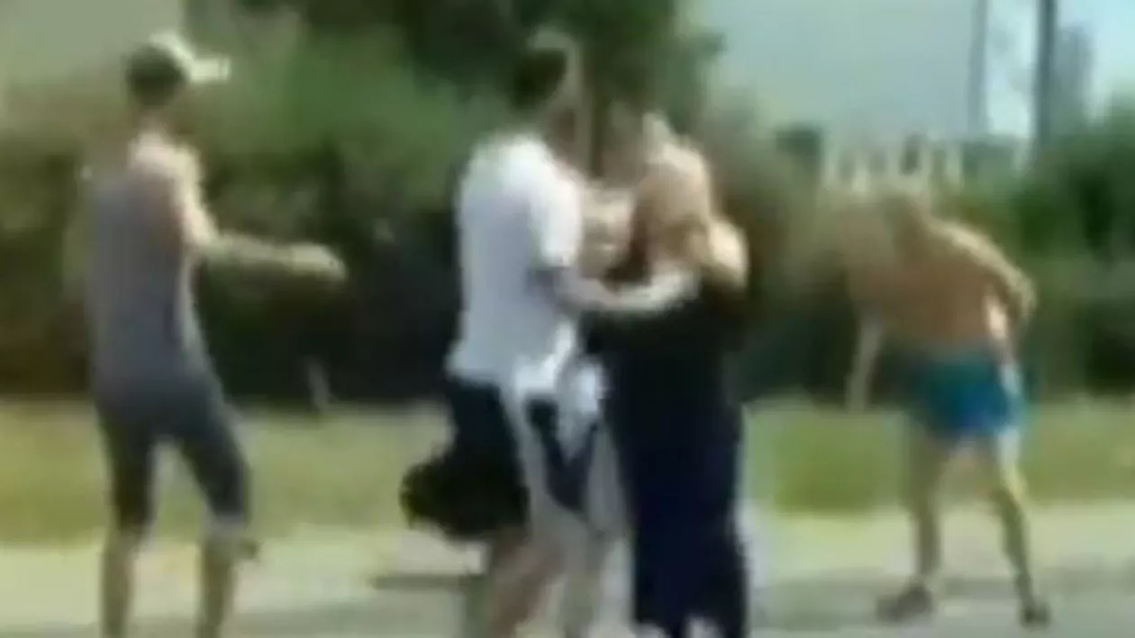 Ploiești: Doi bărbați s-au bătut pe o stradă. În conflict au intrat și două femei care au încercat să aplaneze situația (VIDEO)