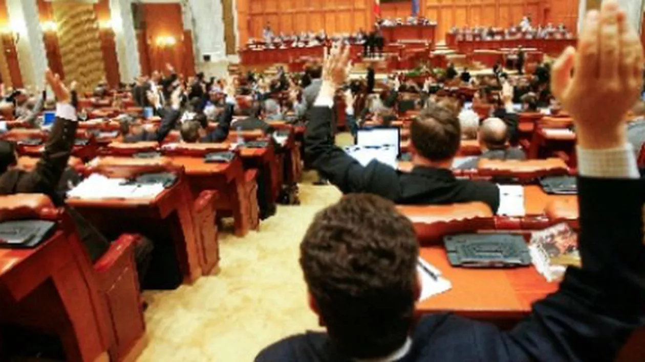 Senatorii au decis eliminarea prevederii prin care funcționarii publici trimiși în judecată sunt suspendați din funcție