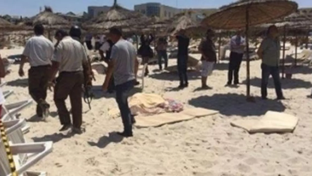 Mii de turiști părăsesc Tunisia după atacul de vineri de pe o plajă din Sousse