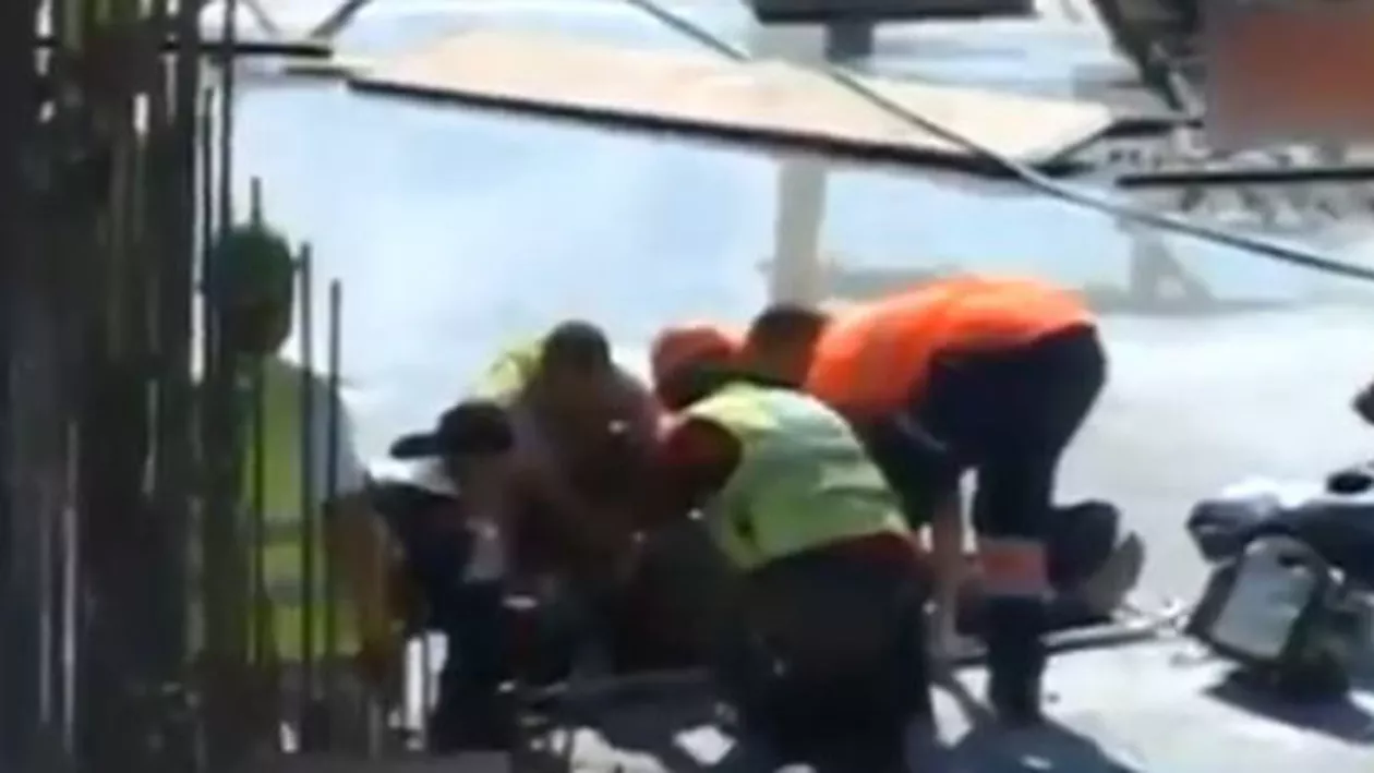 Baia Mare: Trei bărbați au fost răniți după ce schela pe care se aflau s-a răsturnat din cauza vântului puternic (VIDEO)