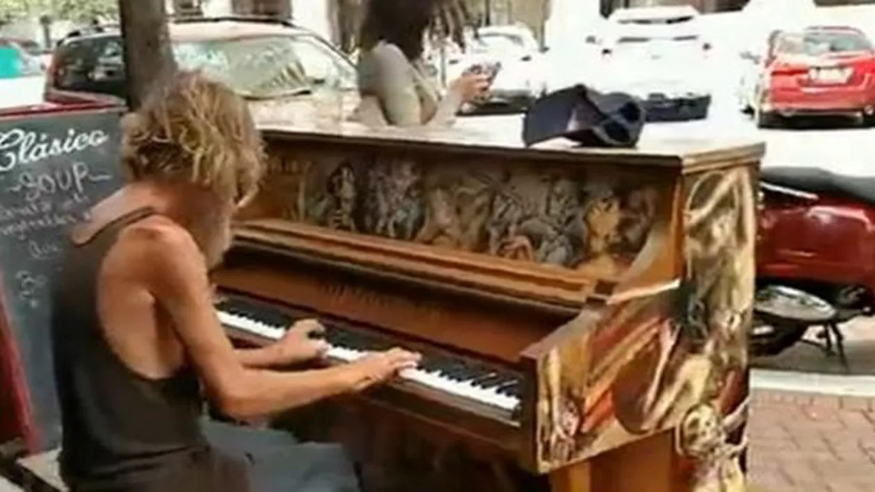 Un om al străzii din SUA fascinează trecătorii cu muzica sa (VIDEO)
