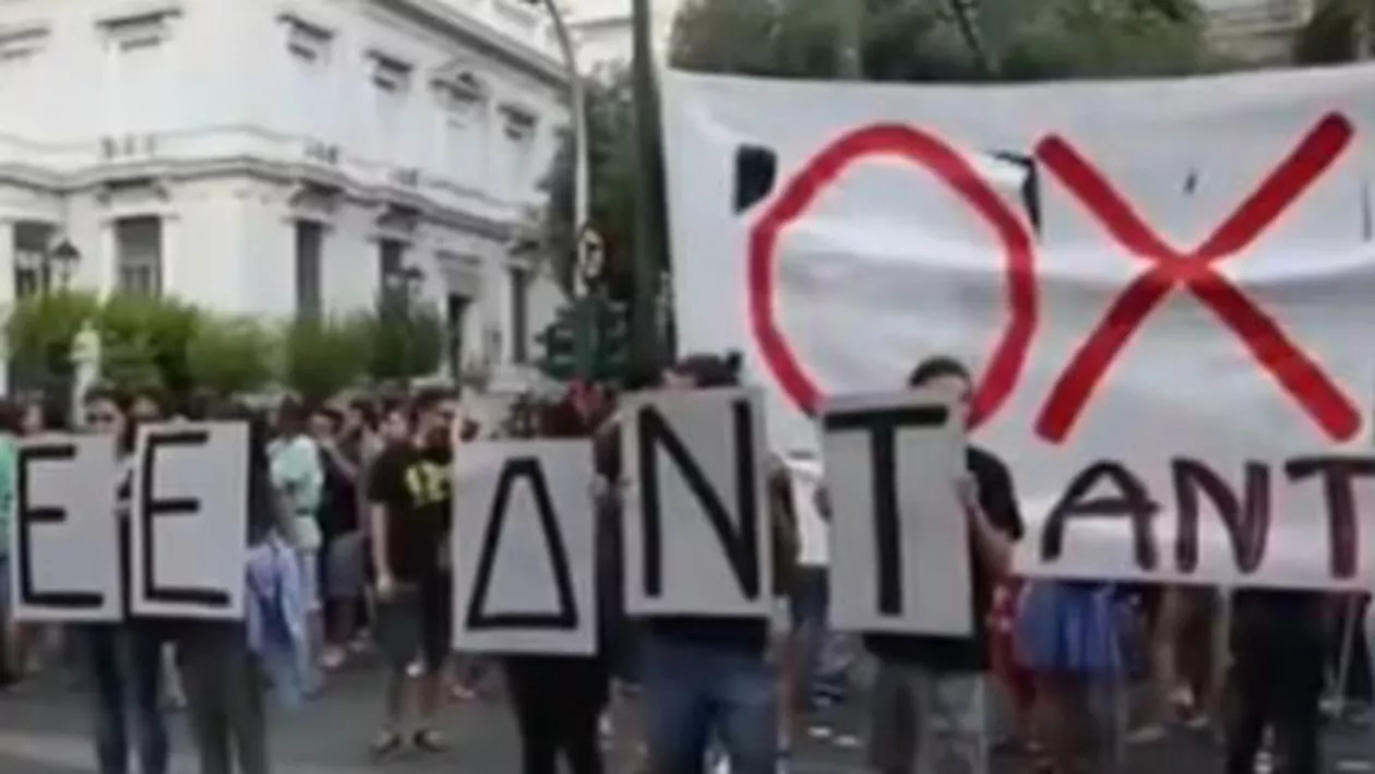 Lupte de stradă la protestele din Atena: Poliția a intervenit cu gaze lacrimogene